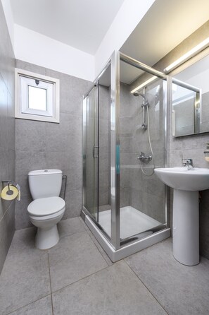 Villa, 4 Schlafzimmer, eigener Pool, Poolblick | Badezimmer | Dusche, Komfortbadewanne, Handtücher