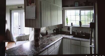 Charming cottage minutes from Gaelic College and Baddeck with WIFI