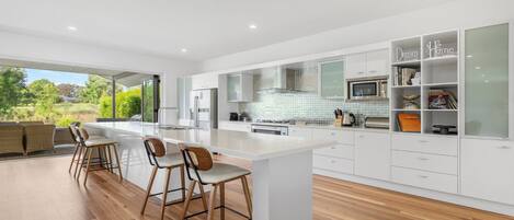 Refrigerador, microondas, horno y parrilla de estufa