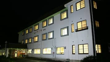 Fassade der Unterkunft – Abend/Nacht