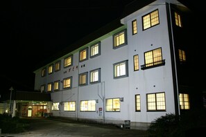 Façade de l’hébergement - soirée/nuit