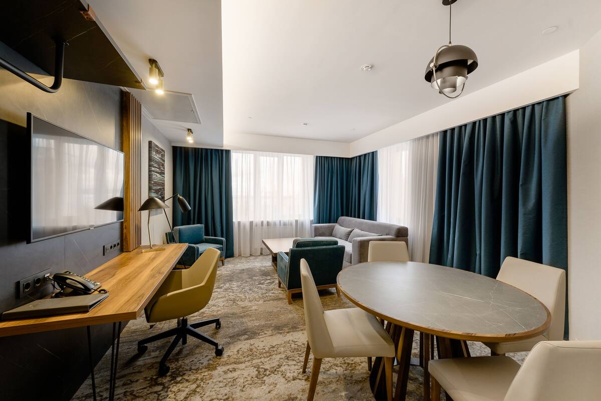 Comfort Suite, 1 King Bed | Living area | Flat-screen TV