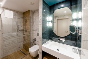 Comfort-Zimmer, 1 King-Bett | Badezimmer | Dusche, kostenlose Toilettenartikel, Haartrockner, Hausschuhe