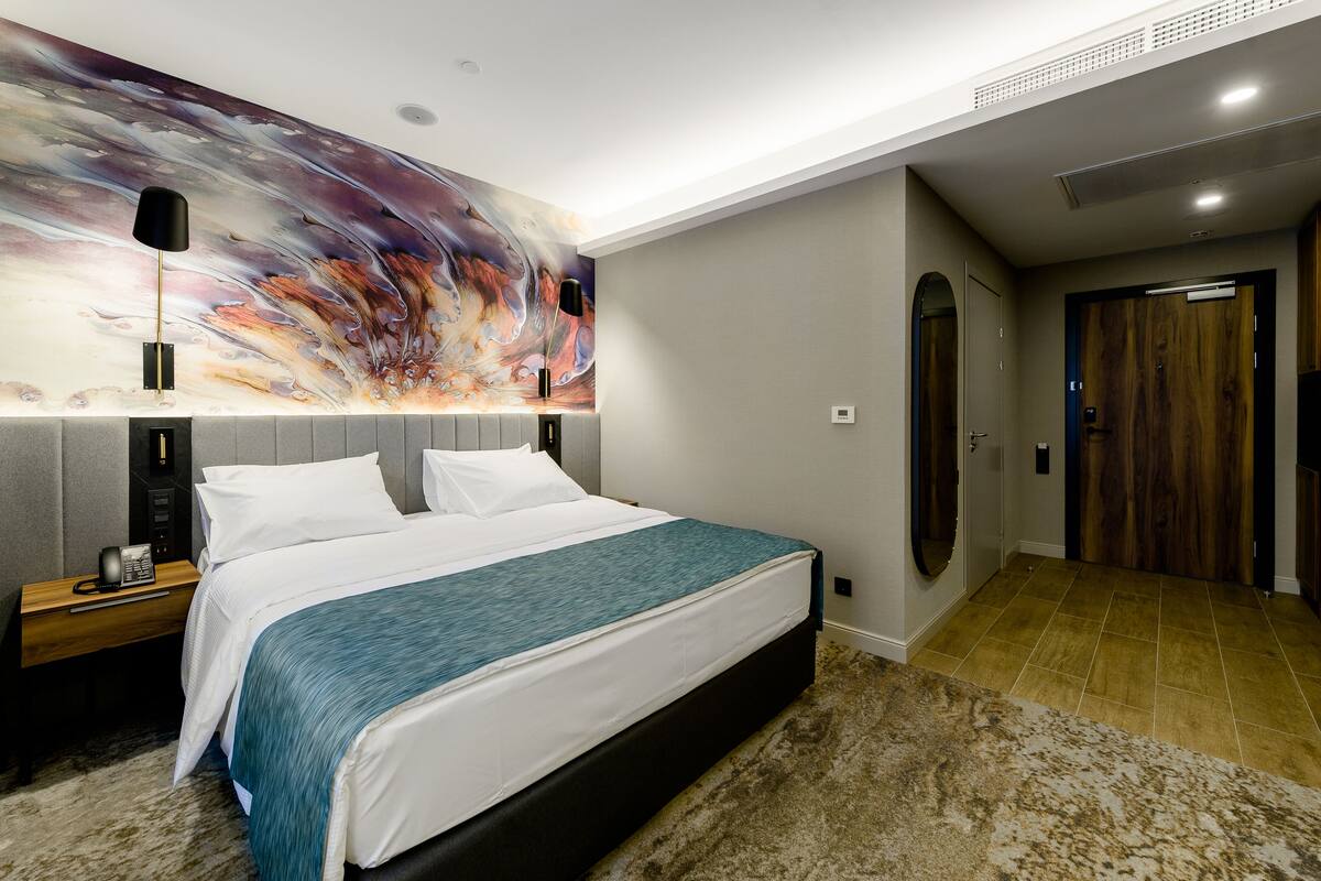 Comfort Room, 1 King Bed | 1 bedroom, premium bedding, minibar, in-room safe