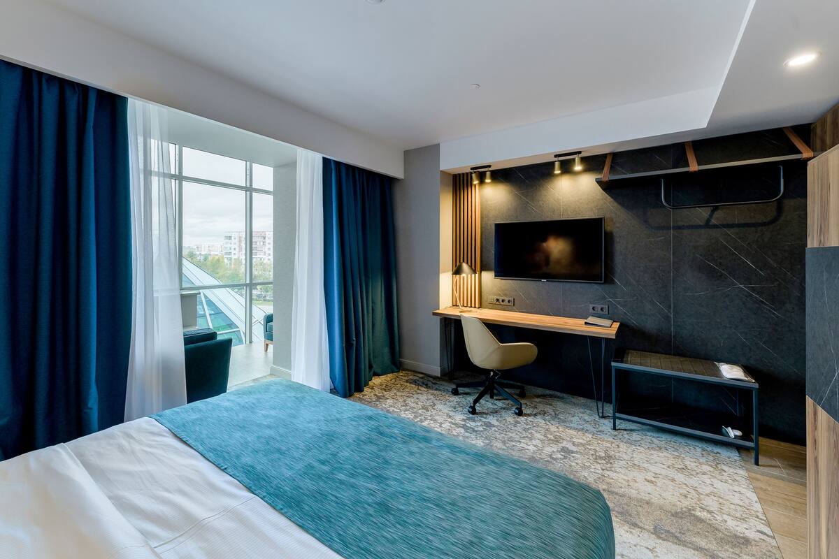 Comfort Studio Suite | Living area | Flat-screen TV