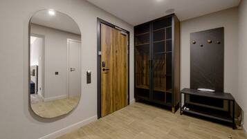 Deluxe Room | Peralatan tempat tidur premium, bar mini, peti besi dalam bilik, meja