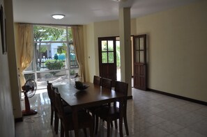 4-Bedroom Villa with Private Pool | 객실 내 식사 공간