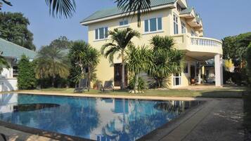 4-Bedroom Villa with Private Pool | Terrasse/gårdhave