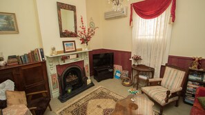 Flatskjerm-TV, videospill, DVD-spiller og bøker