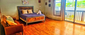 3 bedrooms, in-room safe, iron/ironing board, WiFi - Lakefront, Hot Tub, Game Room, Canoe, Kayaks, Decks, Firepit (Tobyhanna)