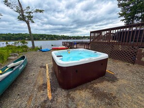 Outdoor spa tub - Lakefront, Hot Tub, Game Room, Canoe, Kayaks, Decks, Firepit (Tobyhanna)