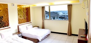 Luxury Quadruple Room, 2 Double Beds | 1 bedroom, desk, blackout drapes, soundproofing - Fugong Hostel (Taitung)