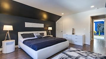 13 slaapkamers, bedden met traagschuimmatrassen, een bureau