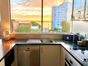 Fridge, microwave, oven, stovetop - Scarlett's by Salamanca (Battery Point)