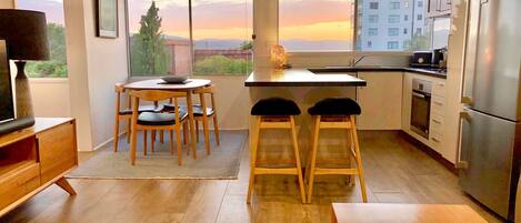 Réfrigérateur, micro-ondes, four, plaque de cuisson