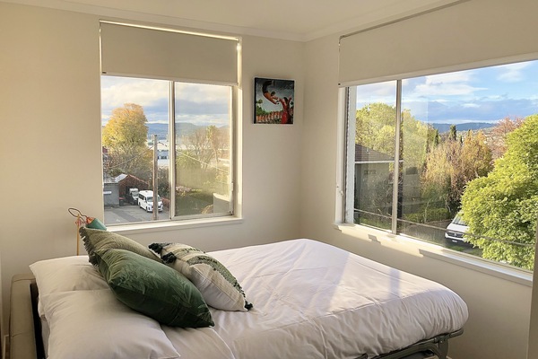 1 camera, una scrivania, ferro/asse da stiro, culla da viaggio