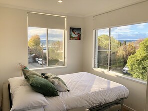 1 bedroom, desk, iron/ironing board, travel cot - Scarlett's by Salamanca (Battery Point)