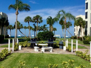 Outdoor dining - Island House Beach Resort V7 (Siesta Key)
