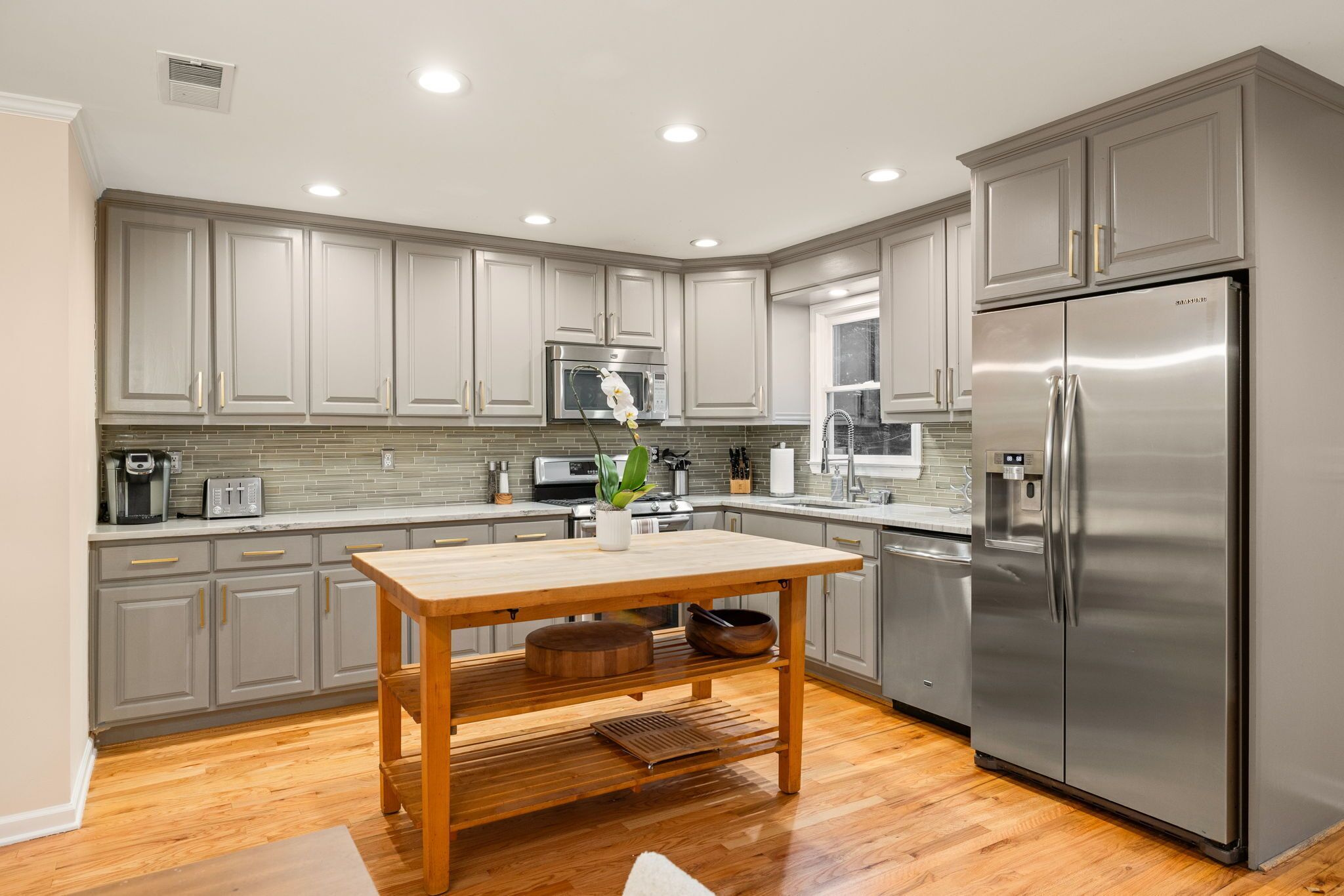 Coffee/tea maker, fridge, microwave, oven