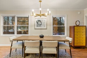 Dining - 4 Bed + 4 Bath Luxe Abode by Atlanta Luxury Rentals (Atlanta)