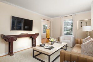 TV - 4 Bed + 4 Bath Luxe Abode by Atlanta Luxury Rentals (Atlanta)