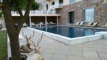 Utendørsbasseng, et basseng på takterrassen og solsenger