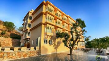 ด้านหน้าที่พัก