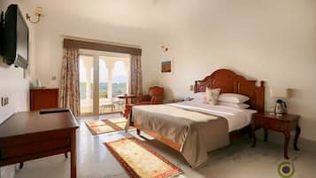 Superior Room with Balcony | Bathroom | Shower, free toiletries, hair dryer, towels