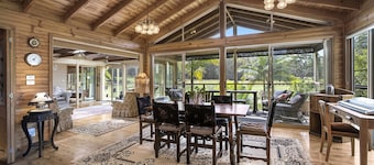 FEED THE ANIMALS! Coastal Farm Stay - just off M1- whole house 4U alone