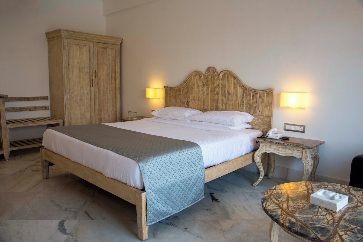 Premium bedding, in-room safe, desk, soundproofing