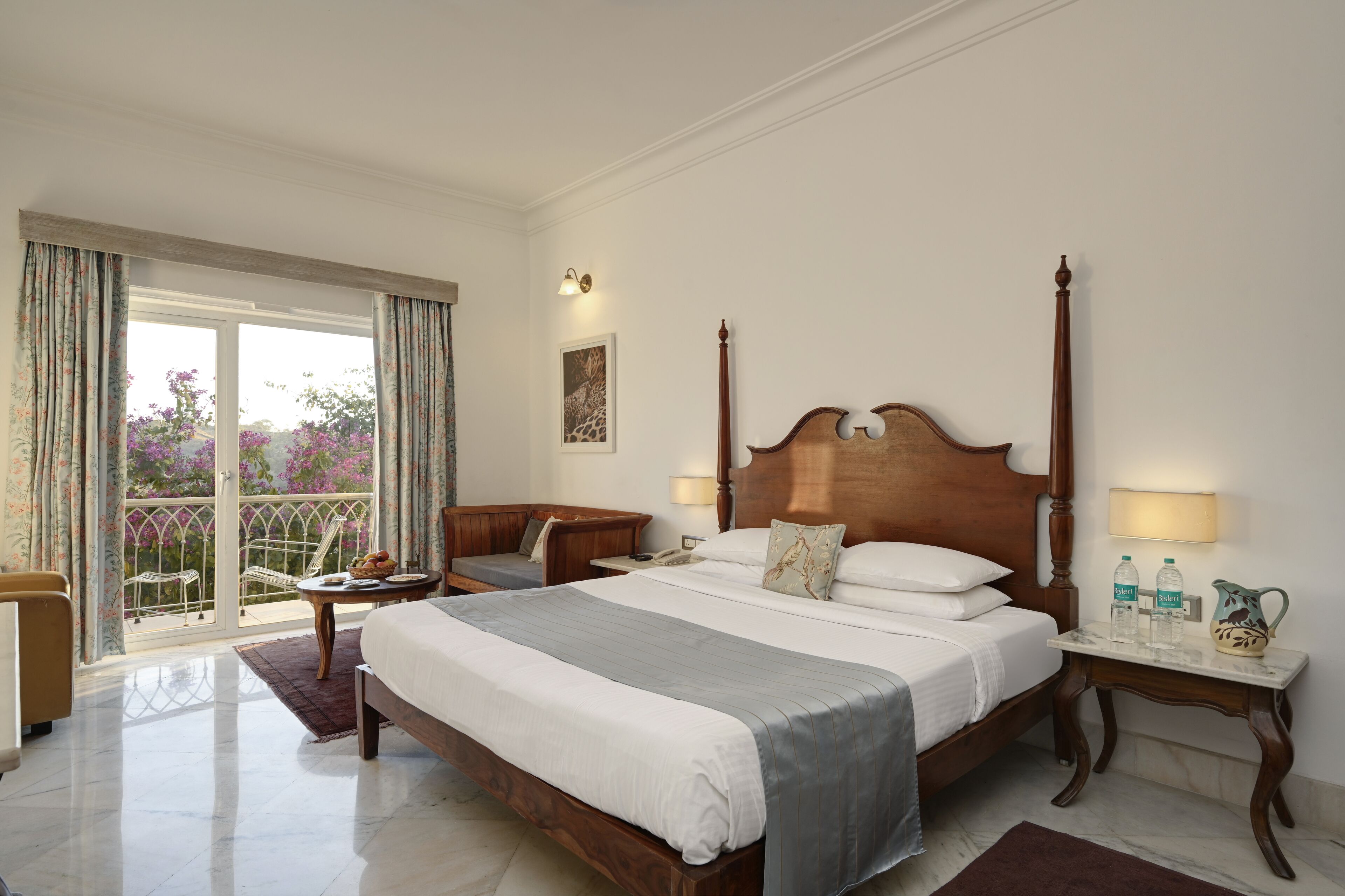 高级房 | 高档床上用品、客房内保险箱、办公桌、隔音