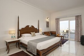 Habitación superior | Ropa de cama de alta calidad, caja fuerte, escritorio