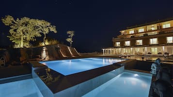 Una piscina al aire libre