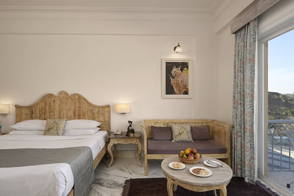 Ropa de cama de alta calidad y caja de seguridad en la habitación