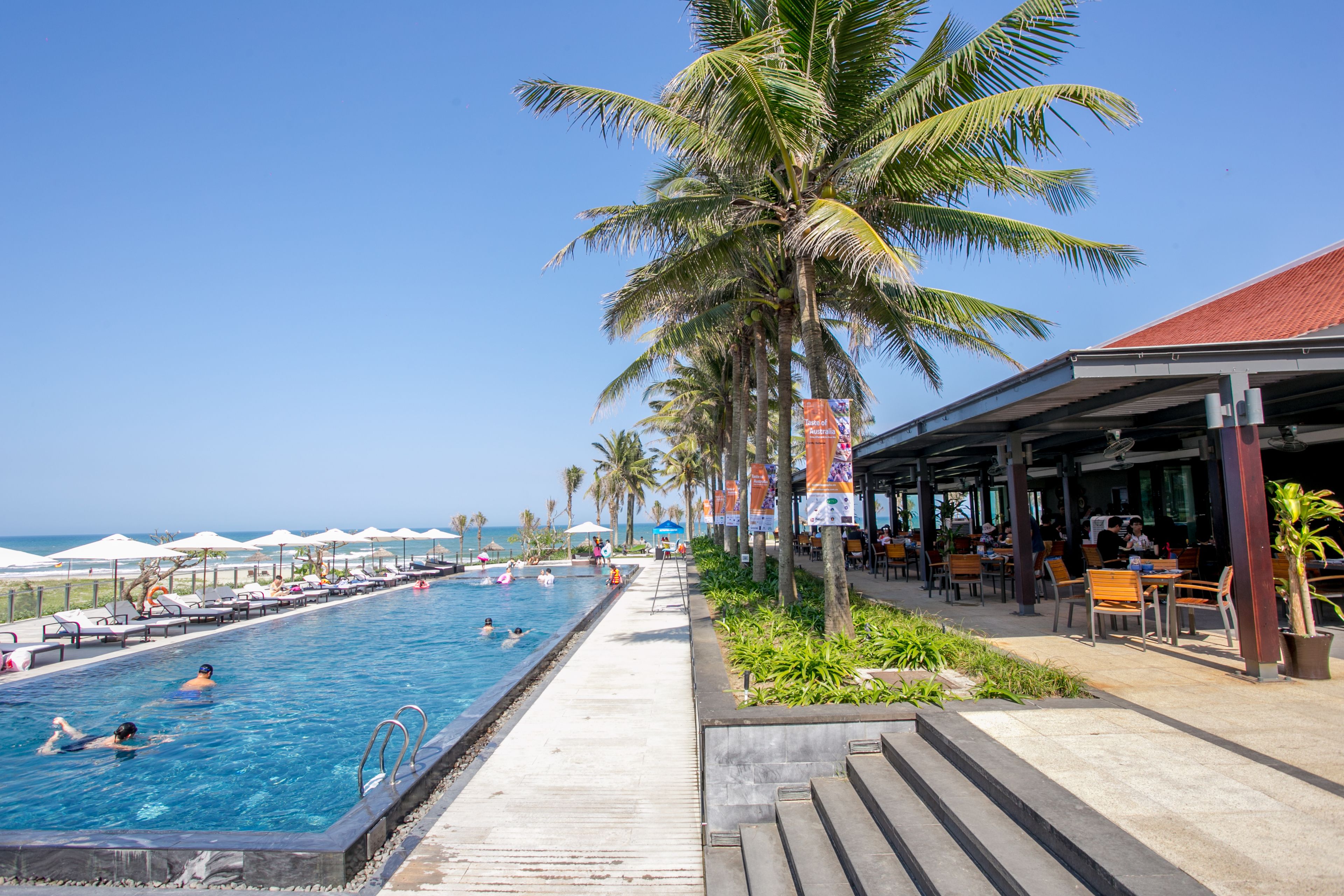 2 outdoor pools, sun loungers