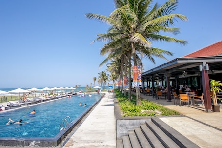 2 outdoor pools, sun loungers. Luxury Apartment in 5 Stars Resort