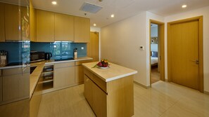 Apartamento superluxo, 2 quartos, vista para a piscina | Cozinha privada | Geladeira, micro-ondas, cooktop, cafeteira/chaleira
