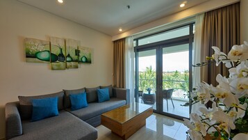 奢華公寓, 2 間臥室, 泳池景 | 客廳 | 45 吋智能電視連有線電視頻道、電視