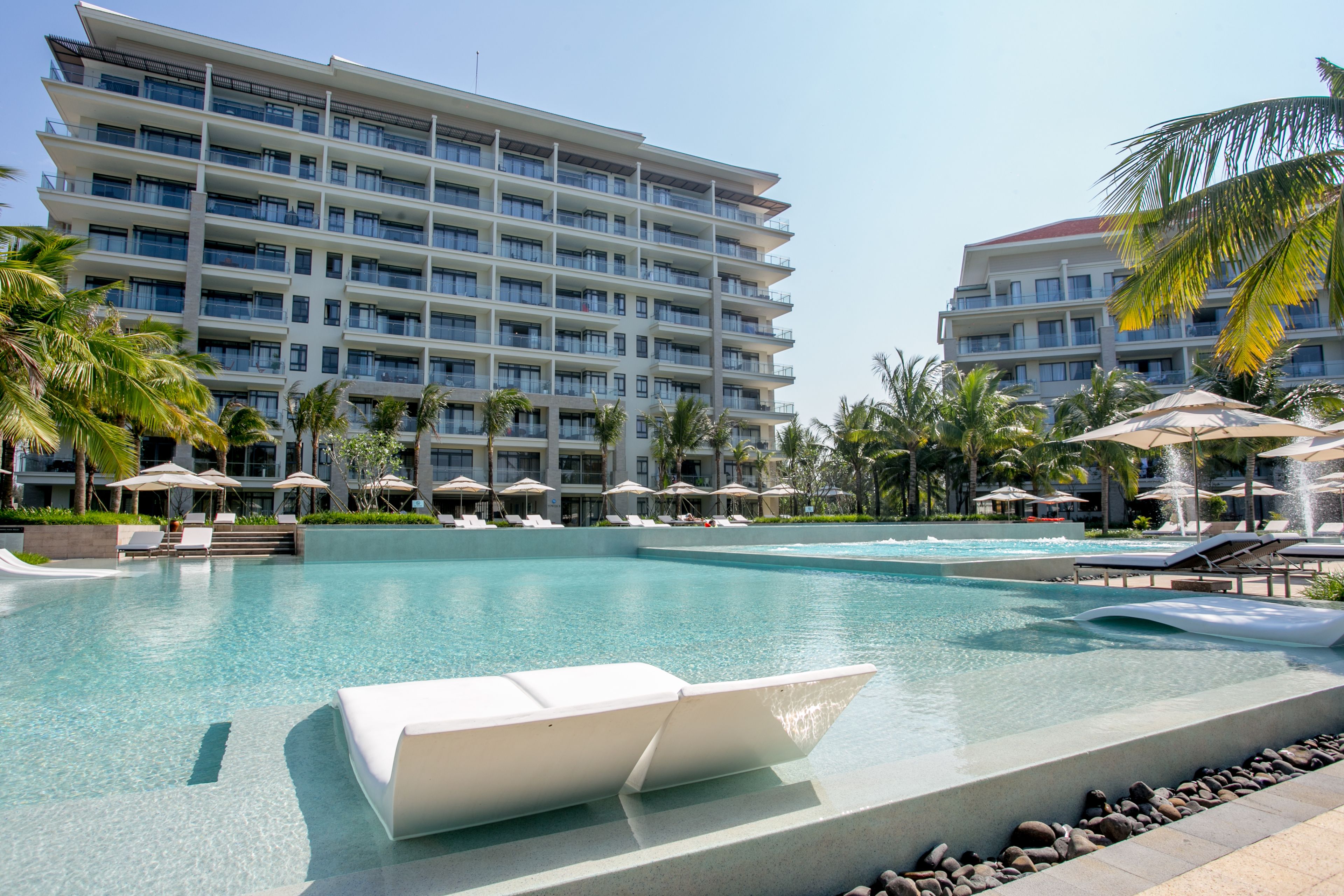 2 outdoor pools, pool loungers