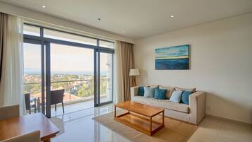 2 bedrooms, premium bedding, free minibar items, in-room safe