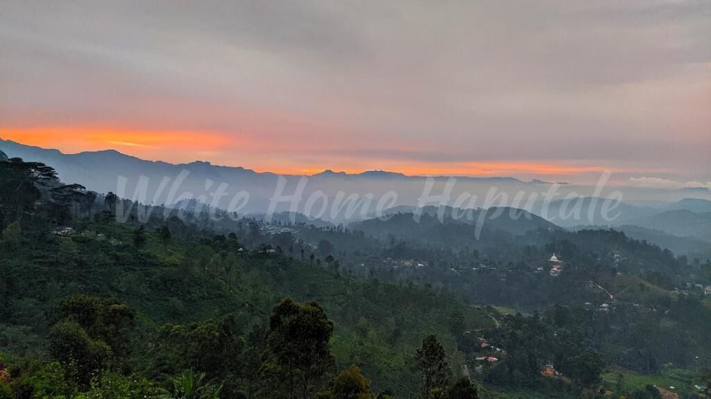 Un paisaje montañoso con un atardecer.
