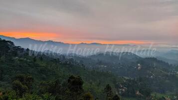 Un paisaje montañoso con un atardecer.