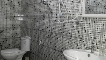 Double Room | Bathroom | Shower, free toiletries, hair dryer, slippers