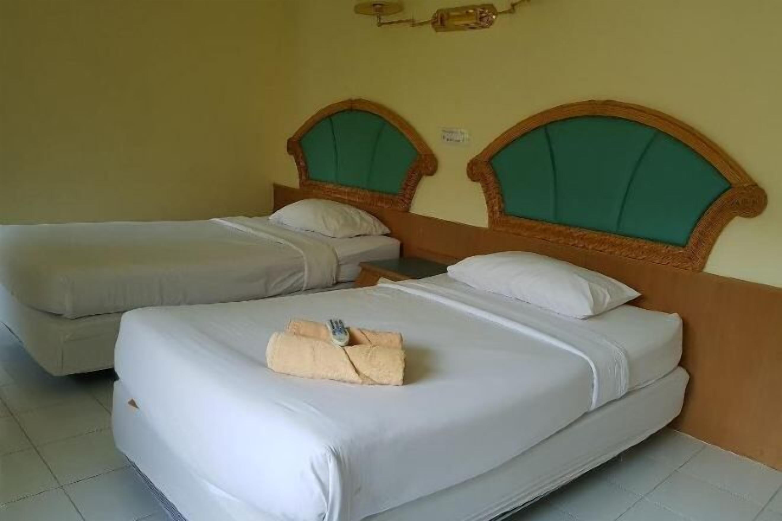 Escritorio, wifi gratis, ropa de cama