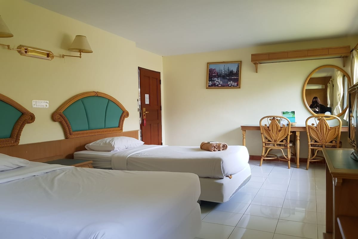 Standard Twin Room | Meja, Wi-fi percuma, cadar katil