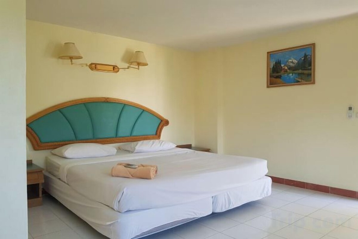 Desk, WiFi (free), bed sheets