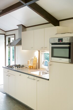 Cottage, 3 slaapkamers (4 + 2) | Privékeuken | Een koelkast, een microgolfoven, een oven, een kookplaat