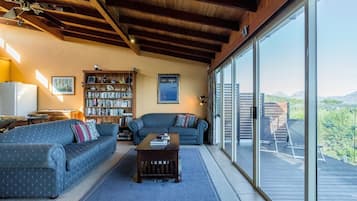 Casa Deluxe, 4 habitaciones, vista a la playa | Área de sala de estar | Televisión de pantalla plana y reproductor de DVD