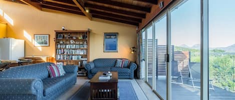 Maison Deluxe, 4 chambres, vue plage | Coin séjour | Télévision à écran plat, lecteur de DVD