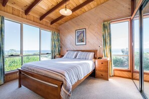 Deluxe 4 Bedroom House with Tri-Bunk Bed and Beach Views | 4 bedrooms, iron/ironing board, cribs/infant beds, bed sheets - Freycinet Panorama (Coles Bay)